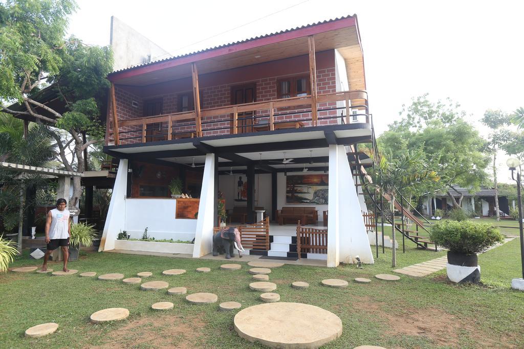 Eco Hotel Black & White - Anuradhapura Mihintale Exterior foto