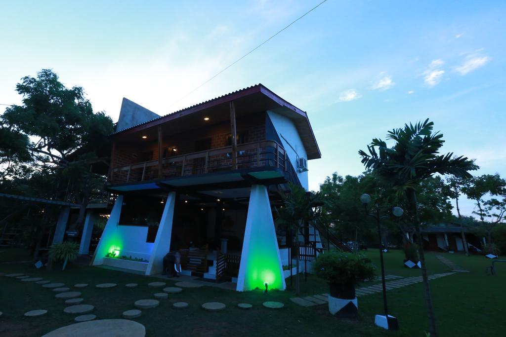 Eco Hotel Black & White - Anuradhapura Mihintale Exterior foto
