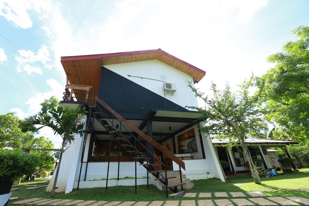 Eco Hotel Black & White - Anuradhapura Mihintale Exterior foto