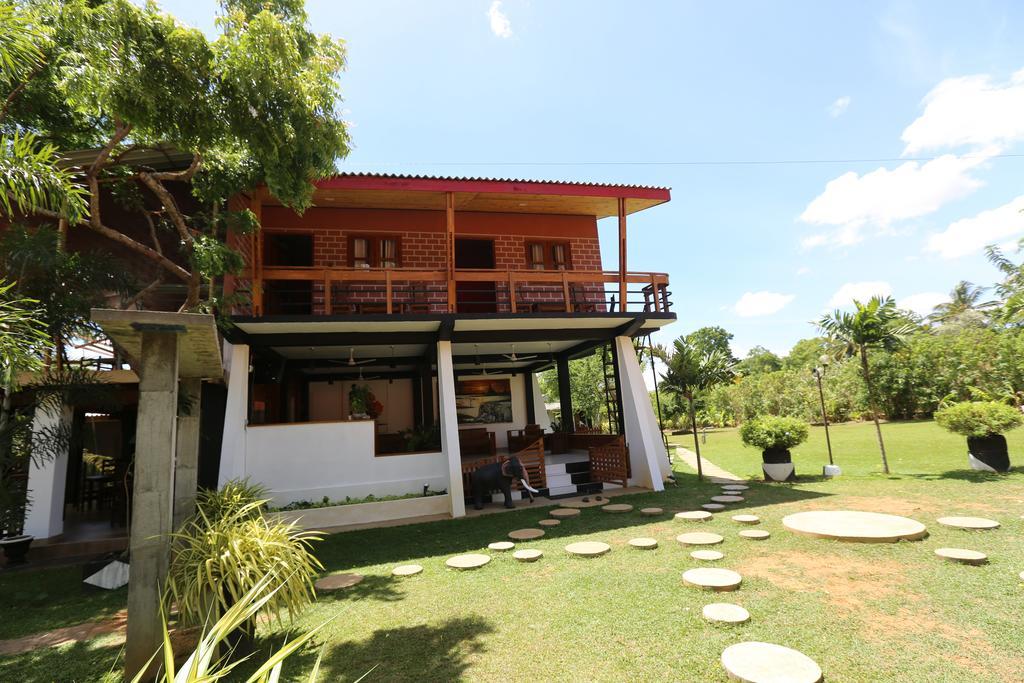 Eco Hotel Black & White - Anuradhapura Mihintale Exterior foto