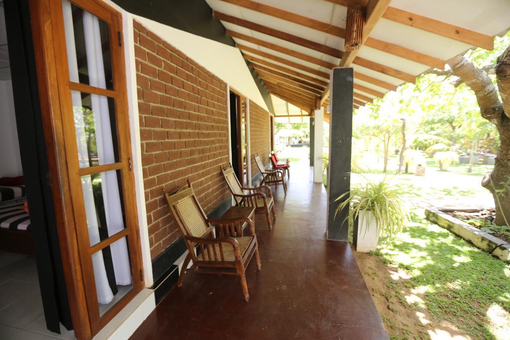 Eco Hotel Black & White - Anuradhapura Mihintale Exterior foto