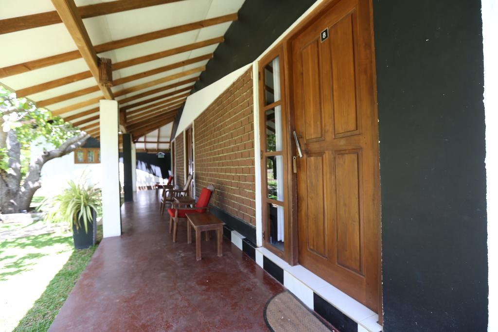 Eco Hotel Black & White - Anuradhapura Mihintale Exterior foto