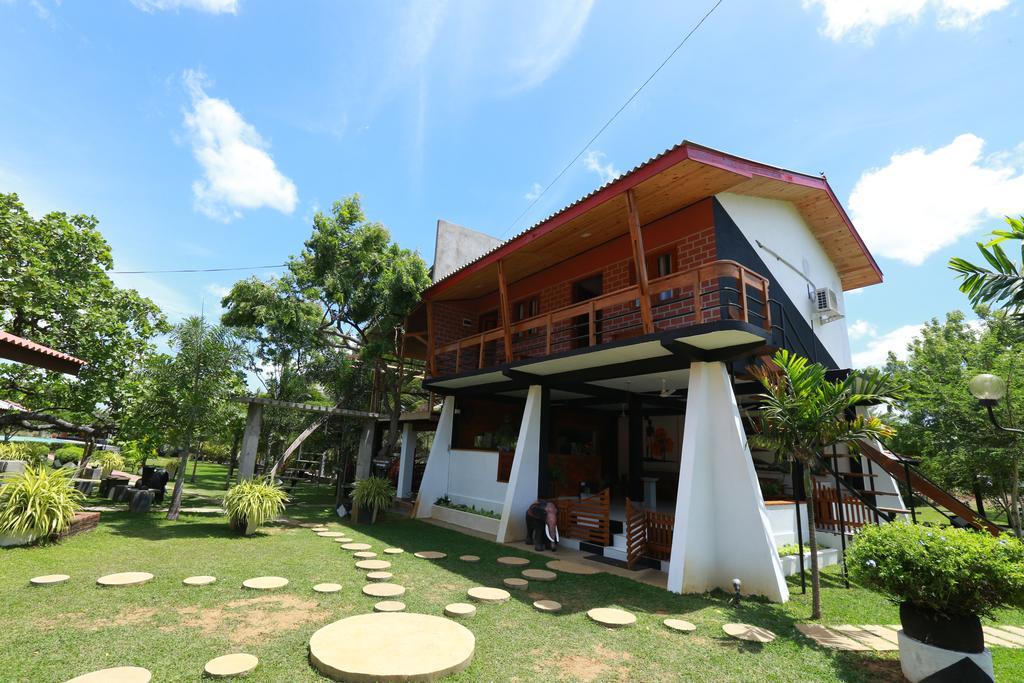 Eco Hotel Black & White - Anuradhapura Mihintale Exterior foto