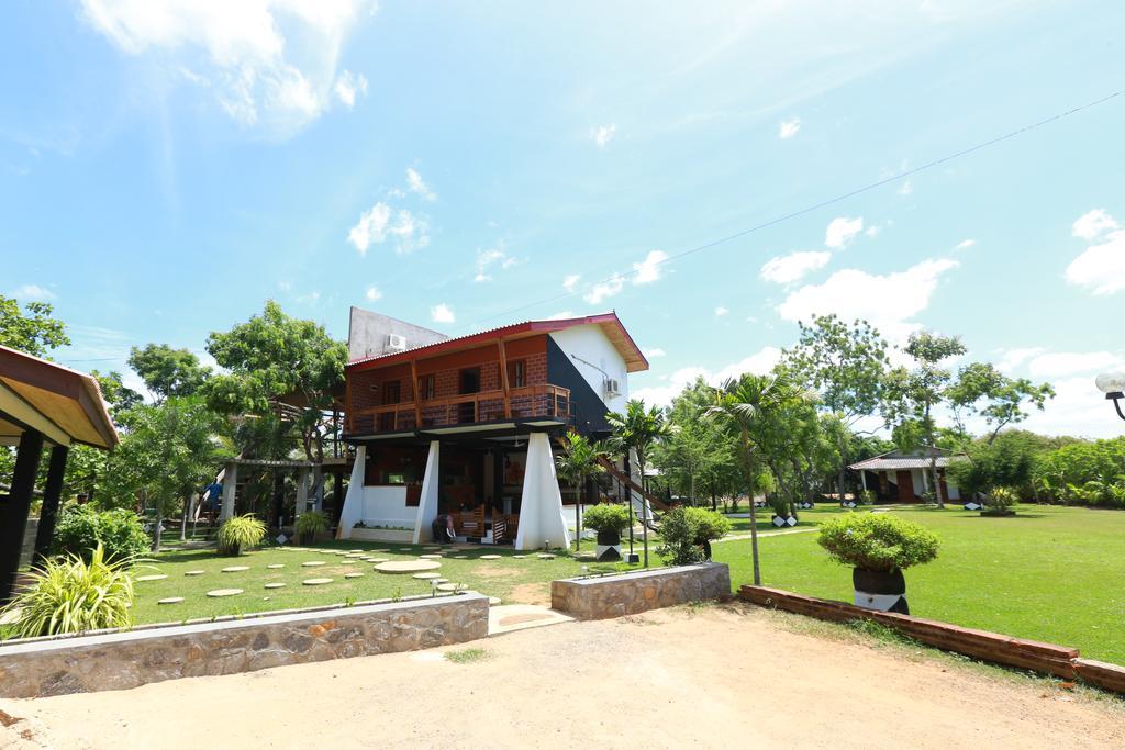Eco Hotel Black & White - Anuradhapura Mihintale Exterior foto