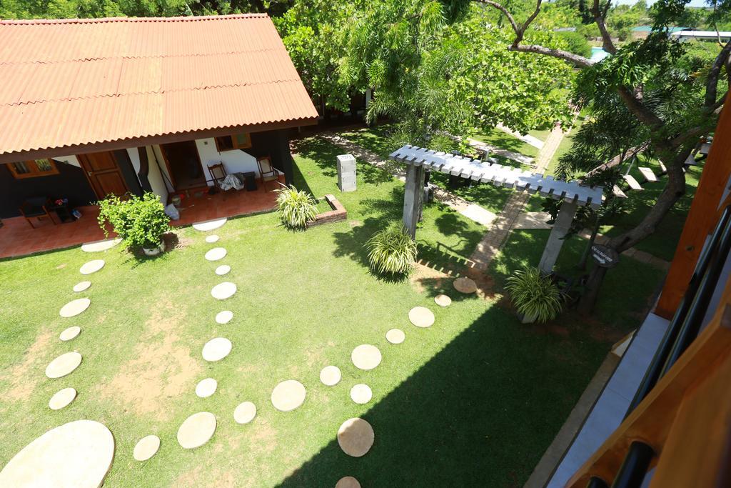 Eco Hotel Black & White - Anuradhapura Mihintale Exterior foto