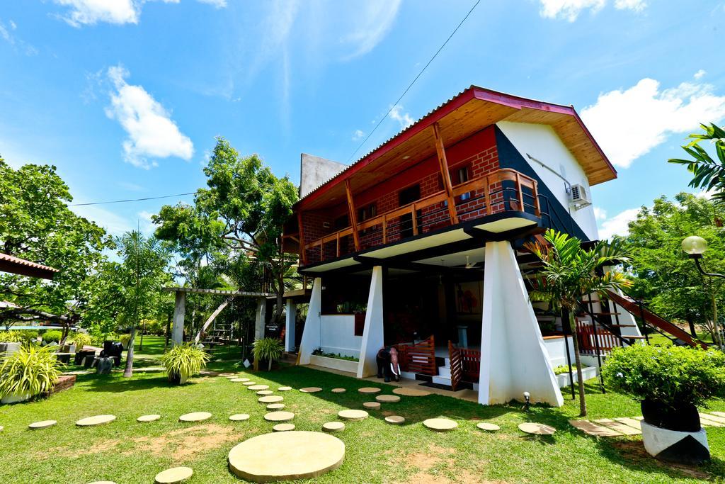 Eco Hotel Black & White - Anuradhapura Mihintale Exterior foto